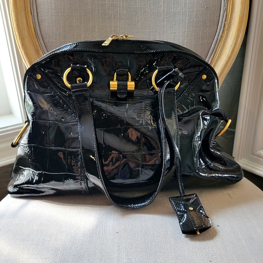 YVES SAINT LAURENT infamous MUSE bag in black patent leather & gold brass
